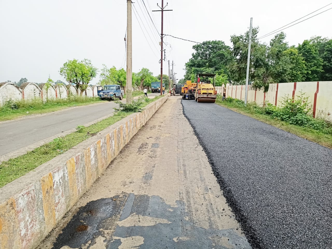 SINGRAULI : करोड़ों रुपये खर्च कर छः माह पहले मुख्यमंत्री के आगमन पर सड़क में कराया गया डामरीकरण, उखडने पर लगा रहे लेप, अधिकारी बेखबर